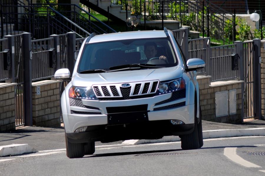  Mahindra XUV500 2012 года  (фото 2 из 38)